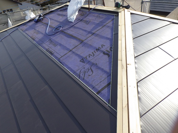 ルーフの取り付け中です