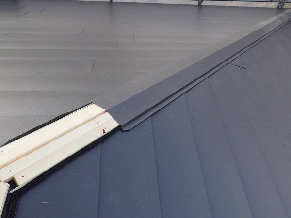 棟板金の取り付け中です