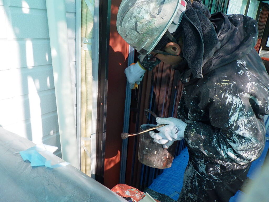 雨戸中塗り塗装中です