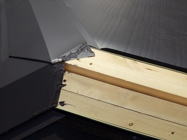棟板金の取り付け中です
