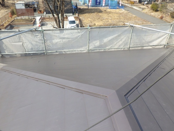 棟板金の取り付け終了です