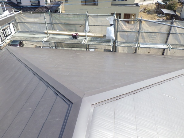 棟板金の取り付け終了です