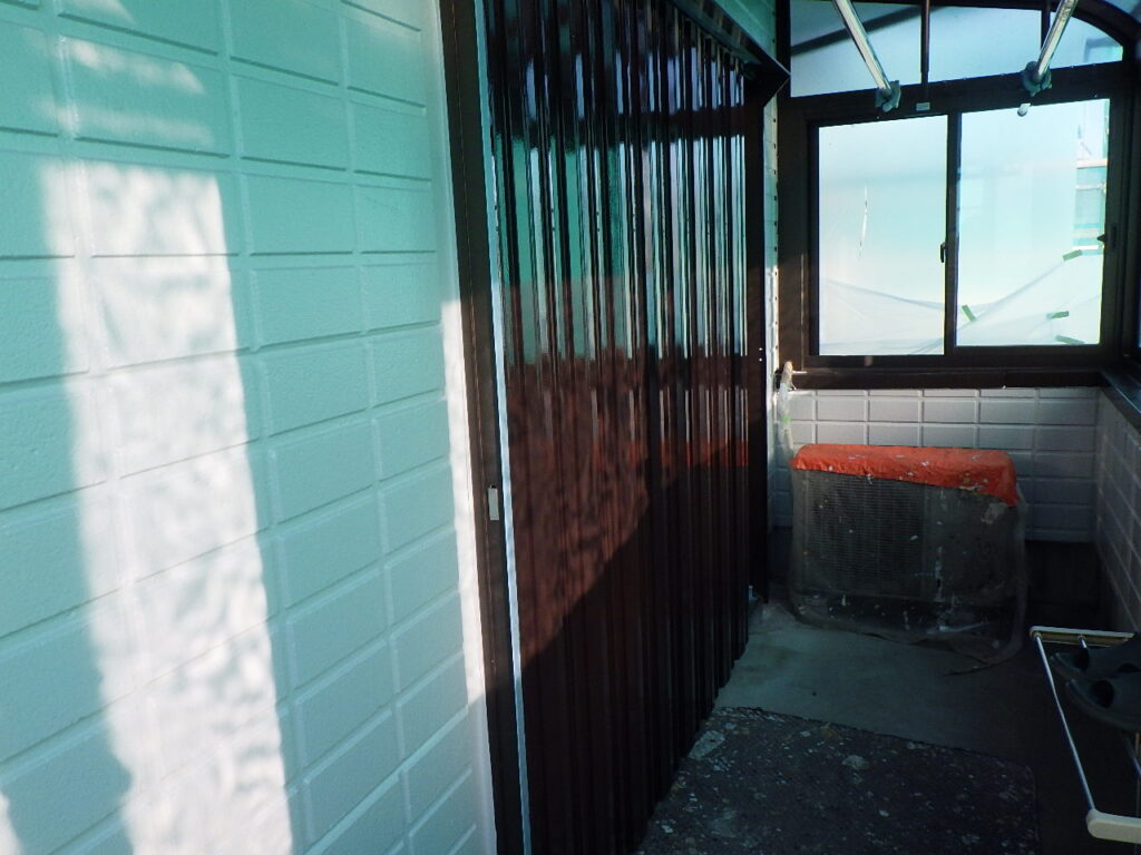 雨戸中塗り塗装終了です