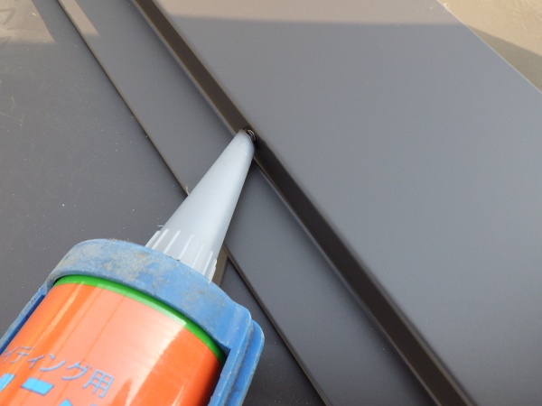 釘頭のシーリング中です