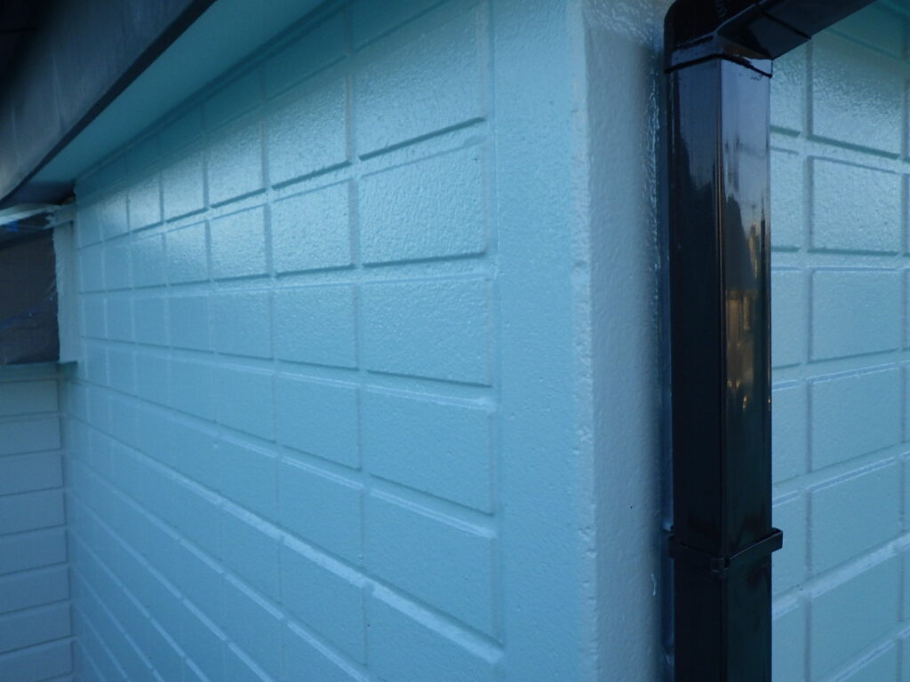 雨樋１回目塗装終了です