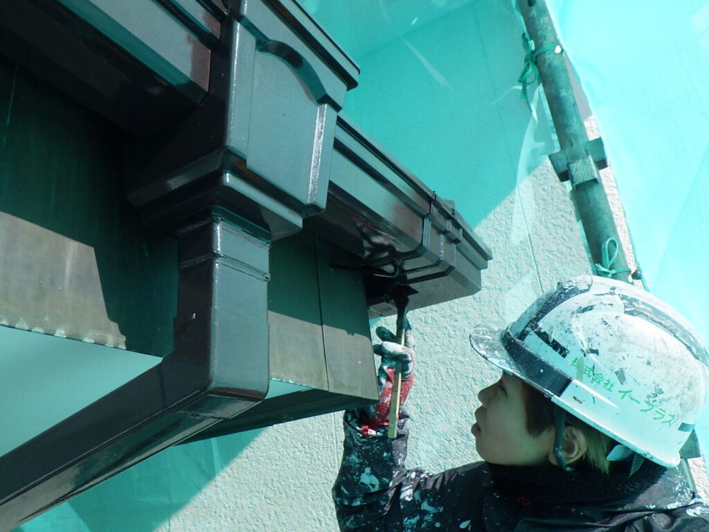 雨樋２回目塗装中です