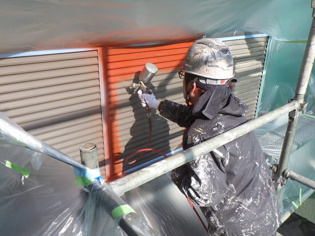 錆止めの吹付中です