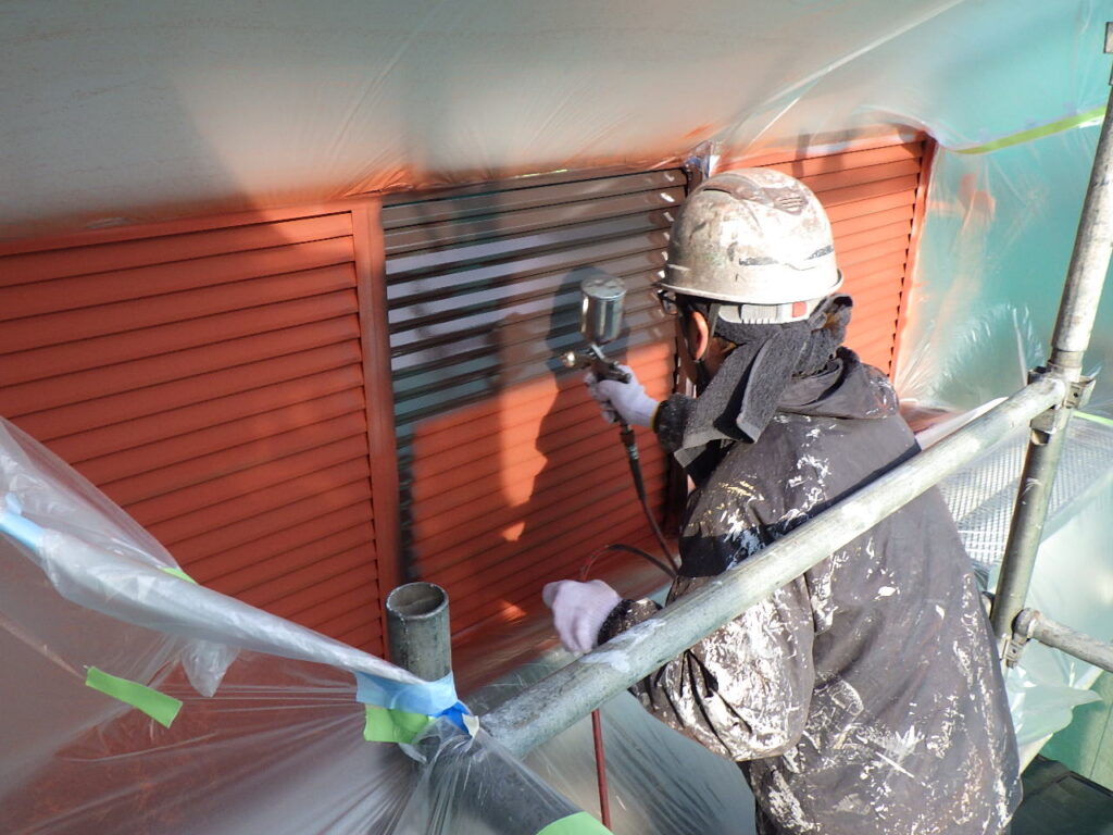 中塗り吹付中です