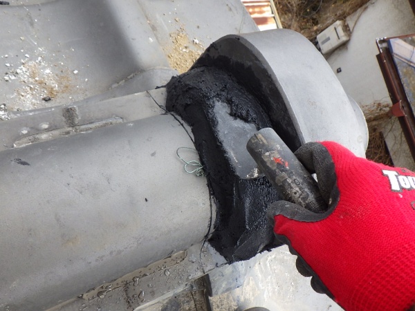 鬼首の漆喰巻き中です