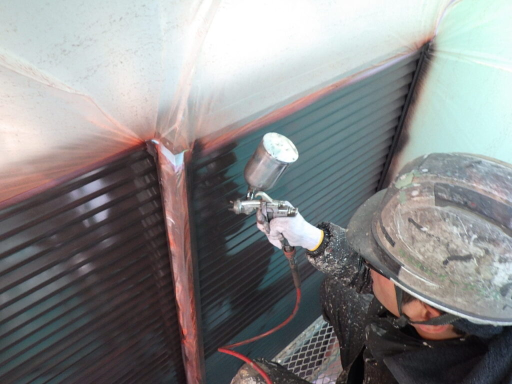 上塗り吹付中です