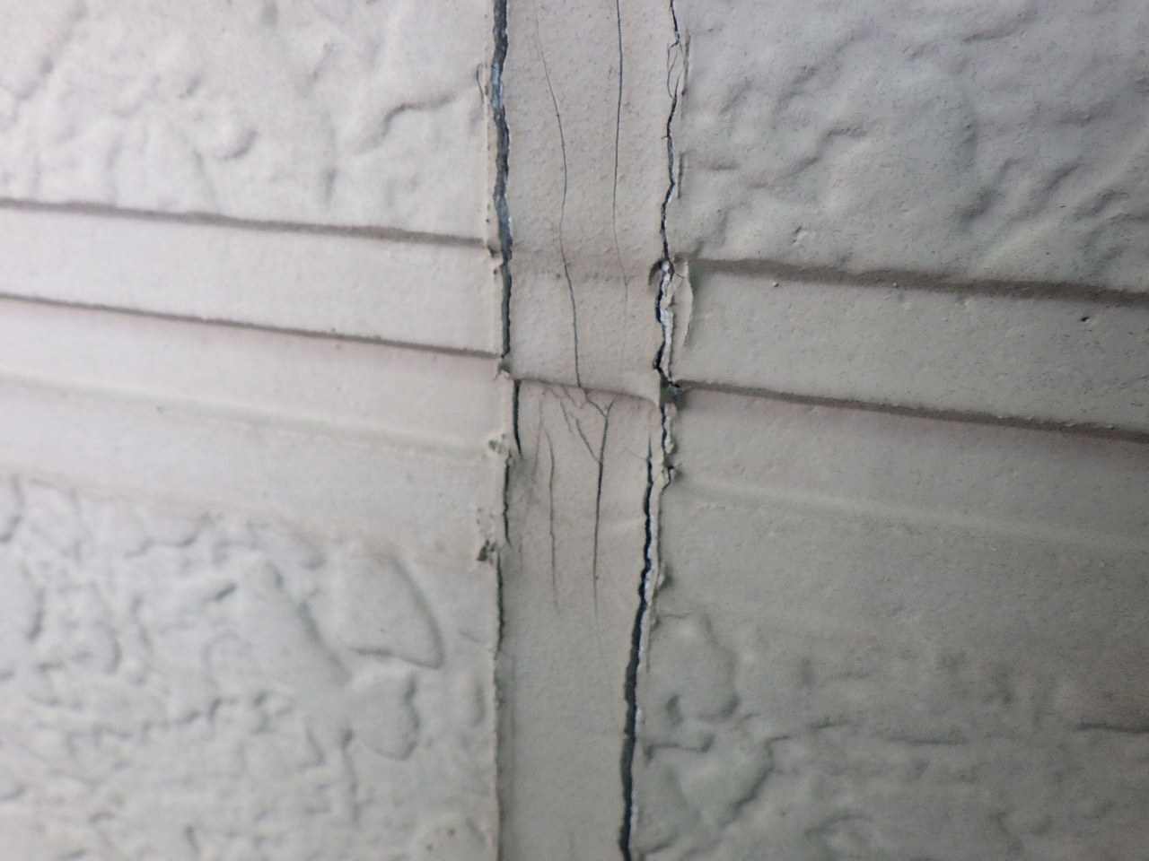 外壁の目地割れ