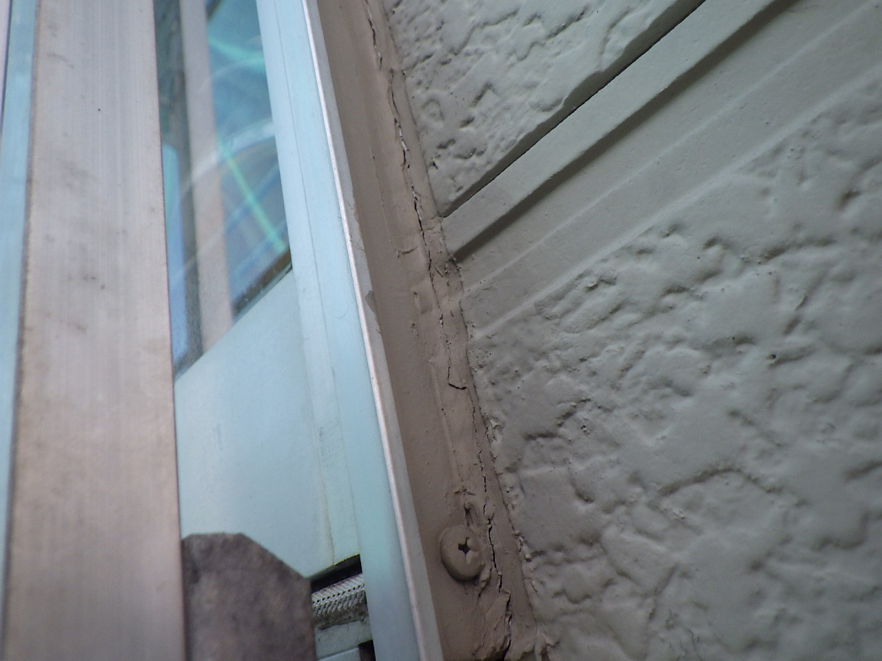 外壁シーリングの割れ