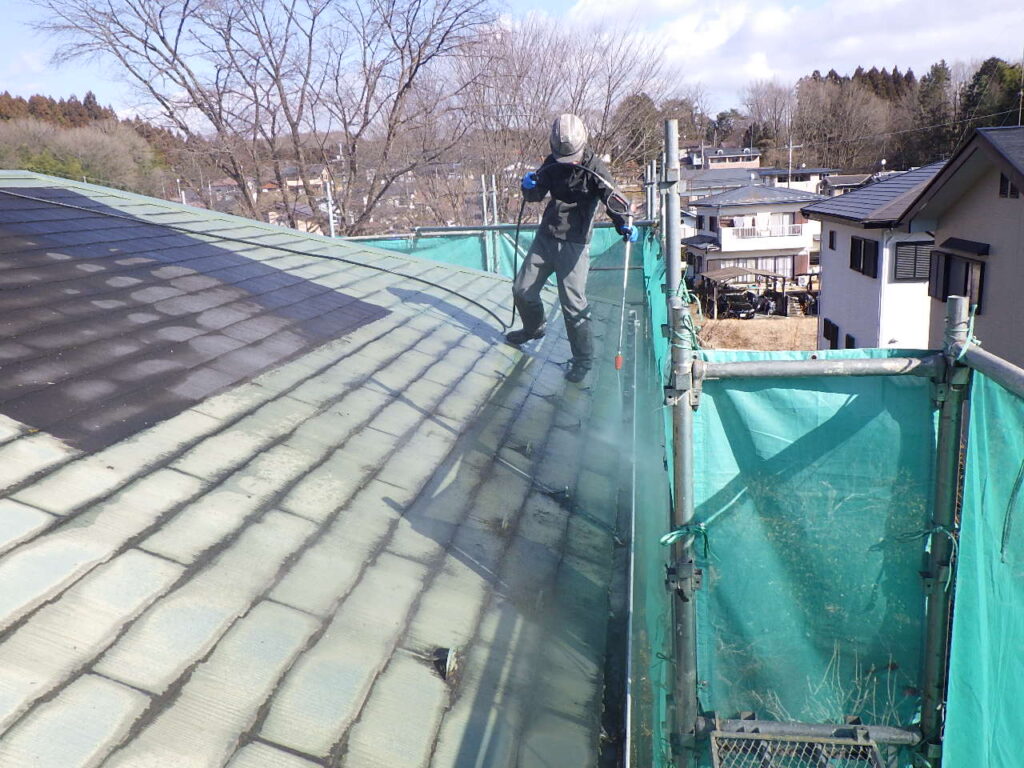屋根の高圧洗浄中です