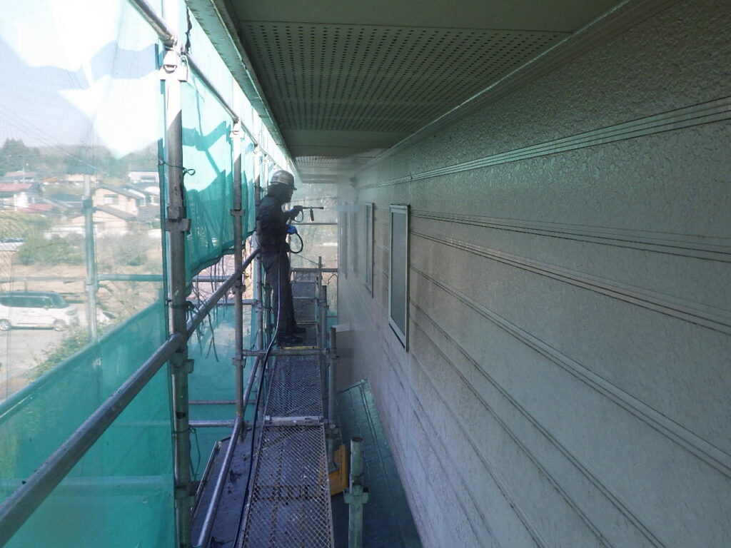 外壁の高圧洗浄中です