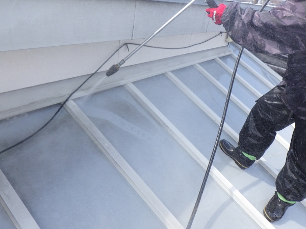 屋根高圧洗浄中です