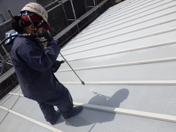 屋根高圧洗浄中です