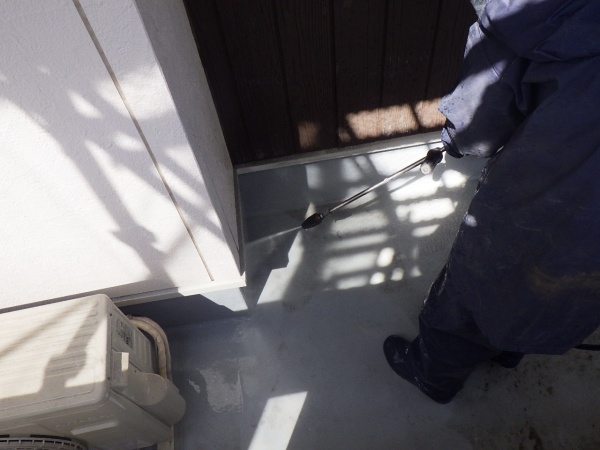 外壁の高圧洗浄中です