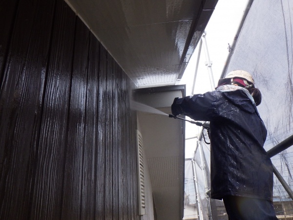 外壁の高圧洗浄中です