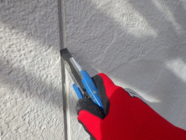 外壁目地の撤去中です