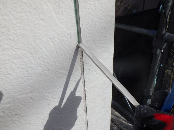 外壁目地の撤去中です