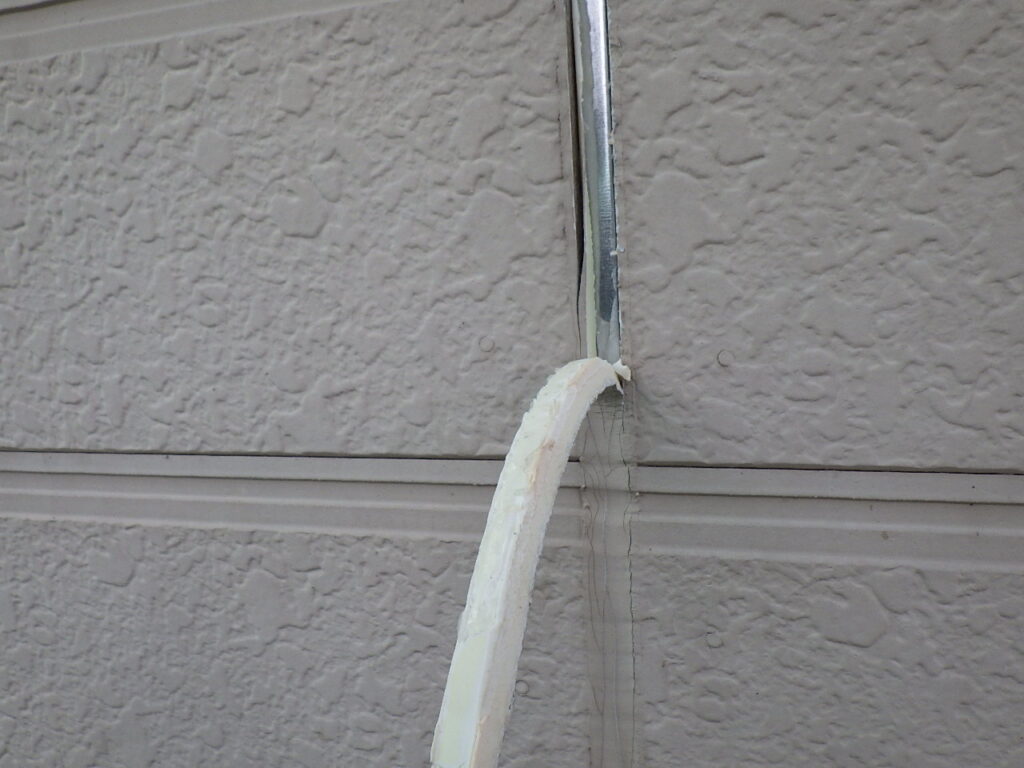 既存シーリングの撤去中です