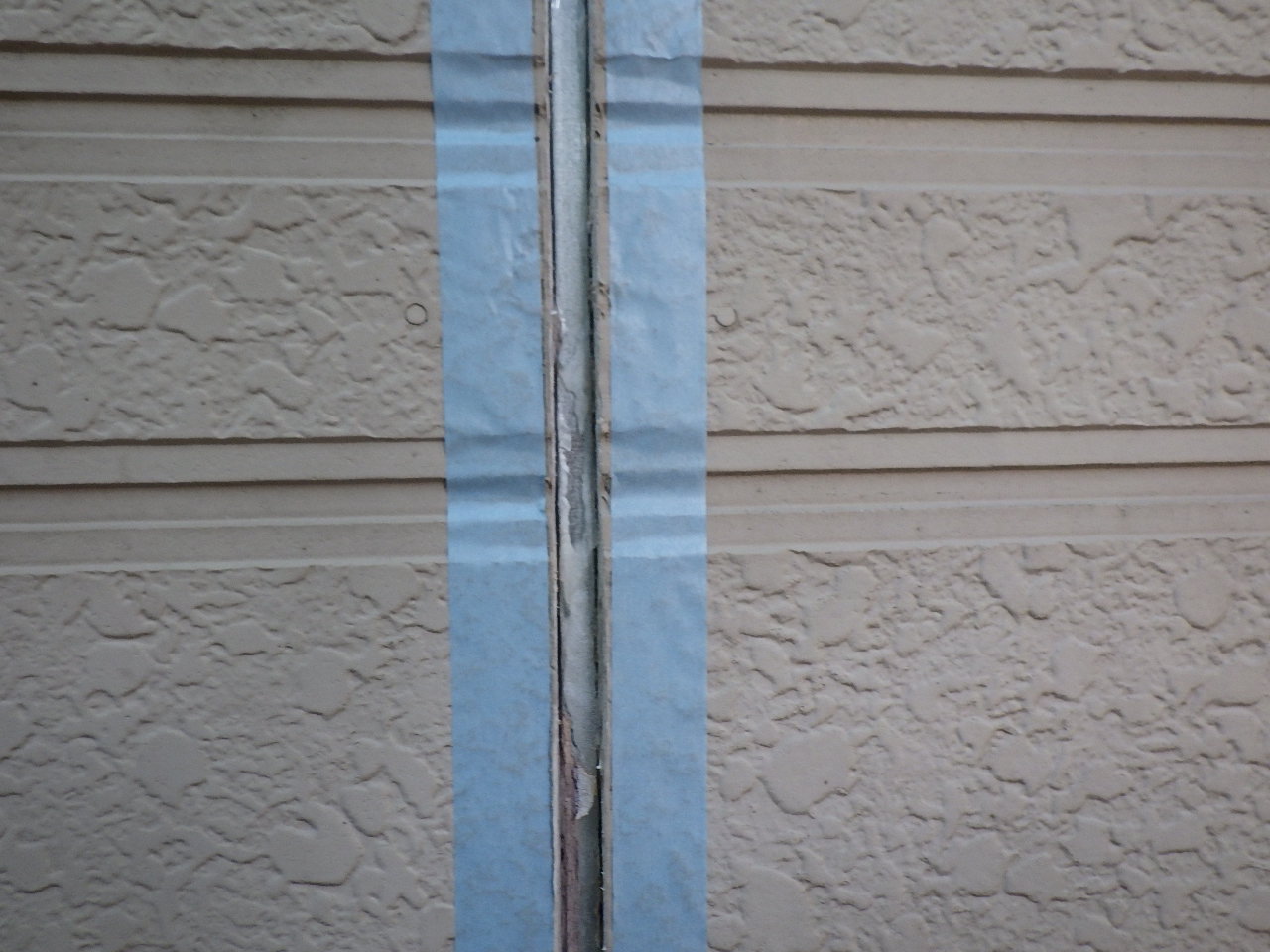 シーリングの養生と打ち替え