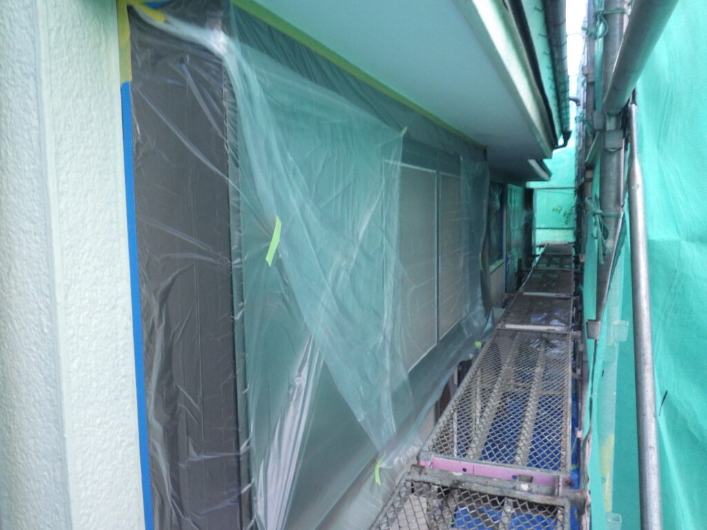 窓周りの養生が終了しました