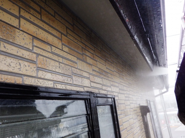 外壁の洗浄中です