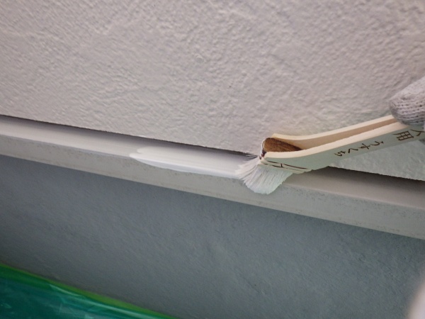 外壁板金部の錆止め塗装中です