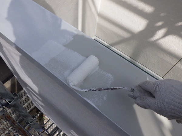 外壁板金部の錆止め塗装中です