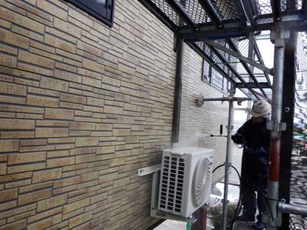 外壁の洗浄中です