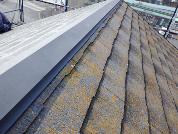 施工前の棟板金の状態です