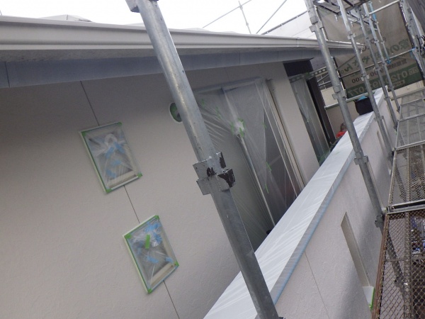 窓周りの養生が終了しました