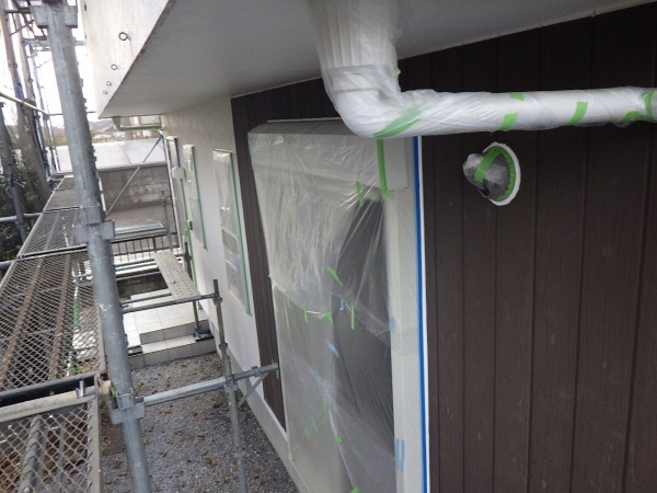 窓周りの養生が終了しました