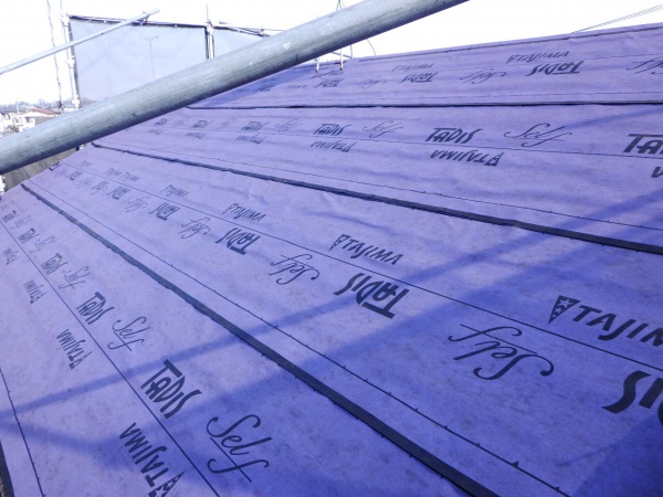 ルーフィングを貼り付けました