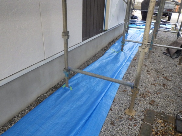 窓周りの養生が終了しました