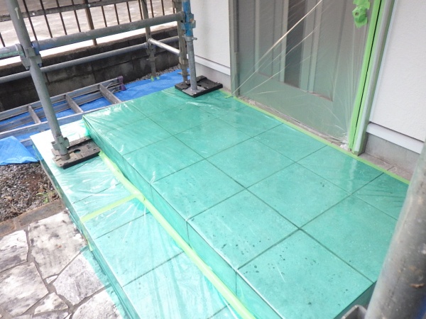 窓周りの養生が終了しました