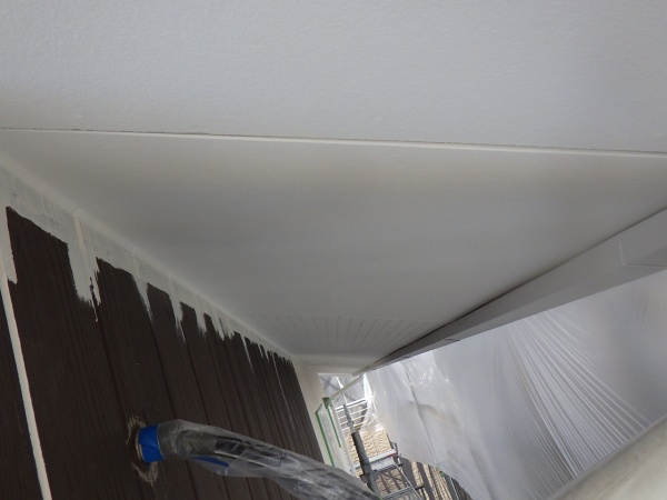 軒天の１回目塗装終了です