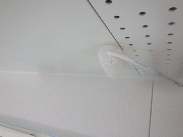 軒天の２回目塗装中です