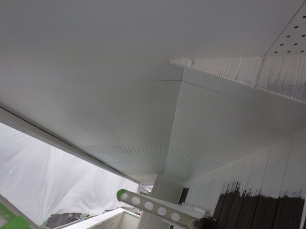 軒天の２回目塗装終了です