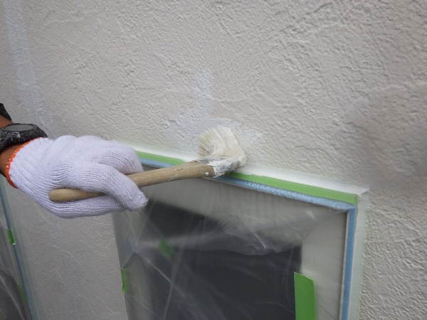 外壁下塗り刷毛塗装中です