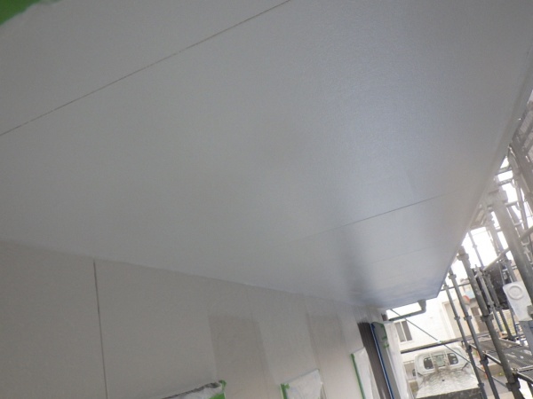 軒天の１回目塗装終了です