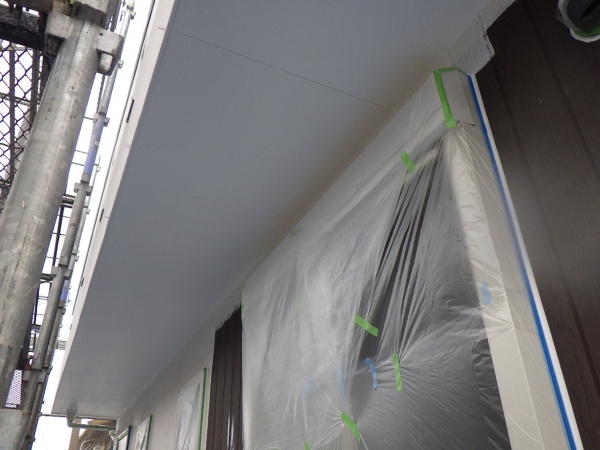 軒天の２回目塗装終了です