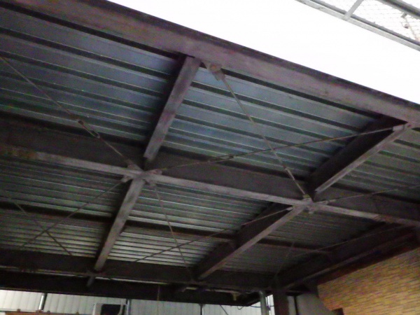 車庫鉄部をケレンしました