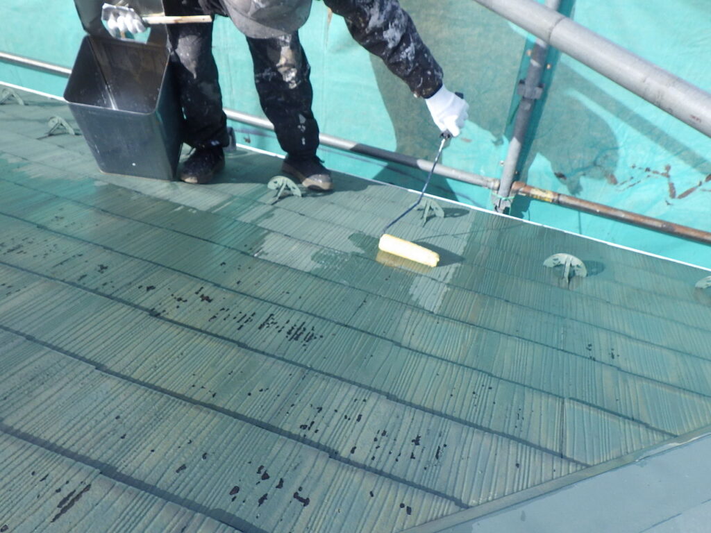 スレート屋根下塗り中です