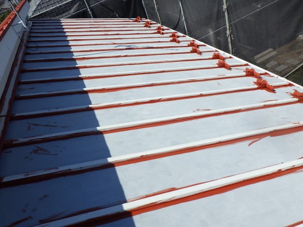 屋根の下塗り刷毛塗装中です