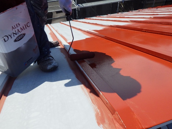 屋根下塗りローラー塗装中です