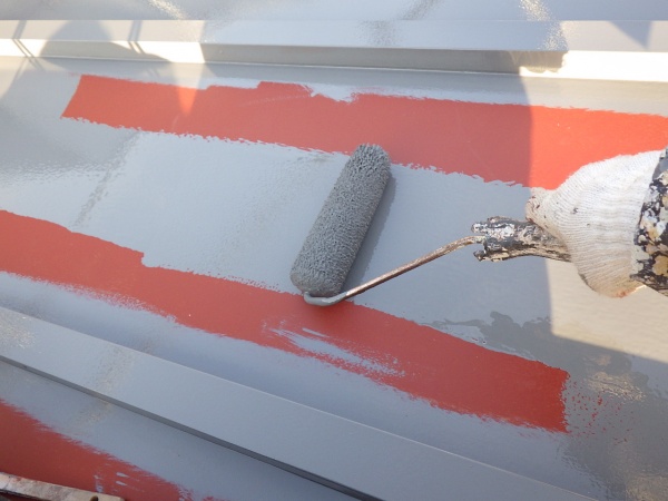 屋根の中塗り塗装中です