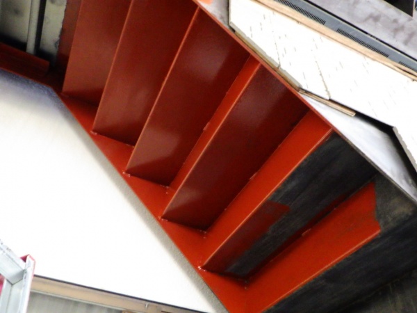 外階段鉄部の錆止めが終了しました