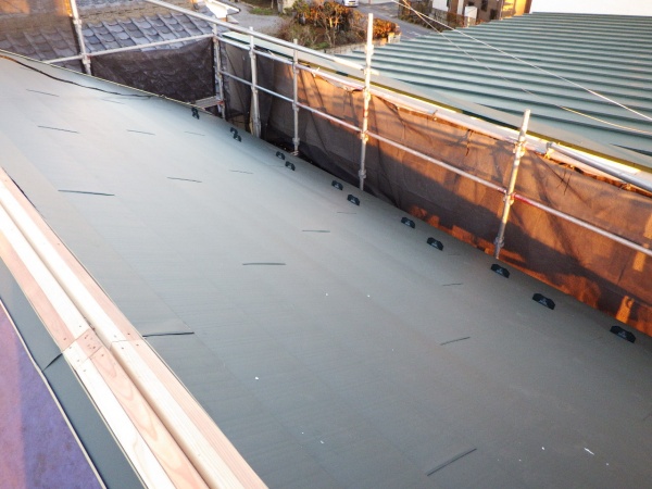 南面のルーフ貼り付けが終了しました